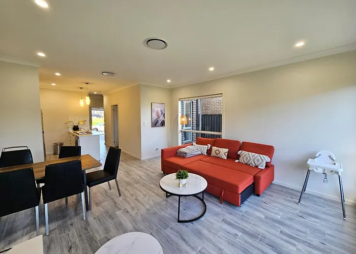 Bardia Quiet & Adorable Modern 5 Bedroom House Sydney